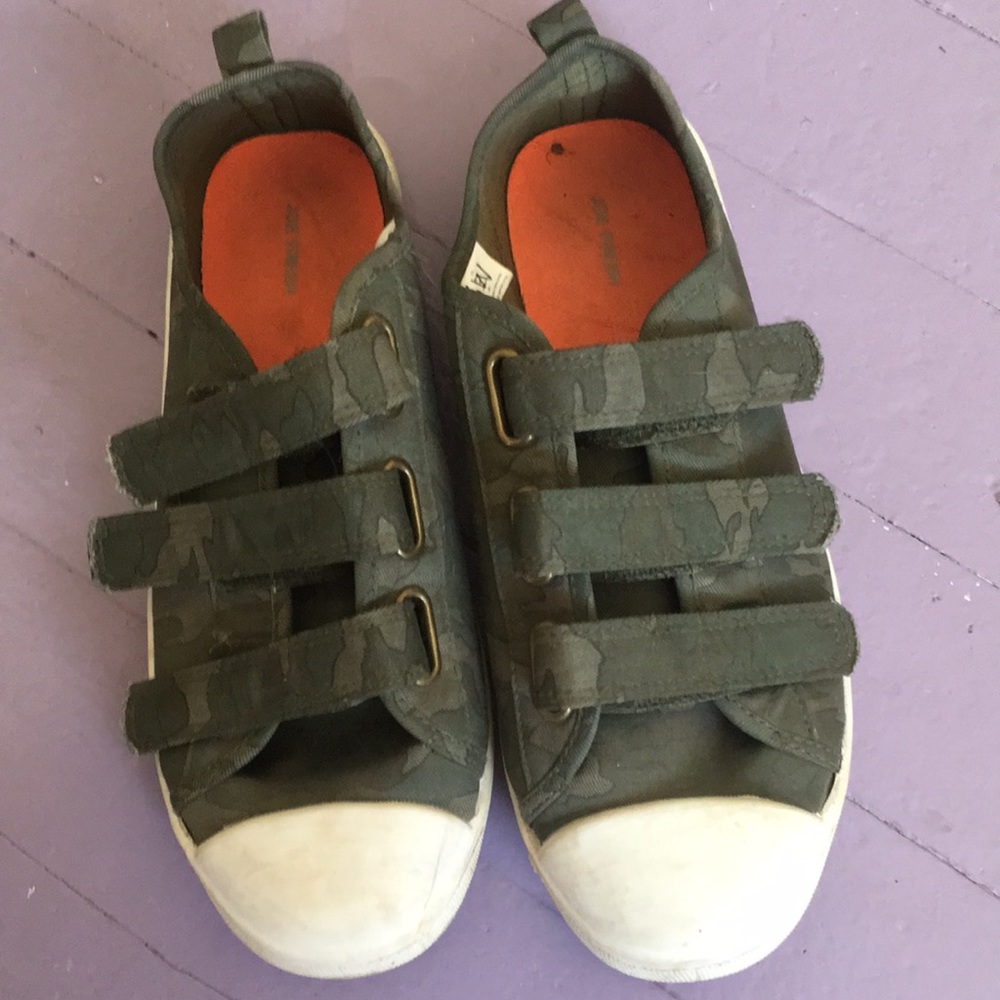 Velcro camo shoes